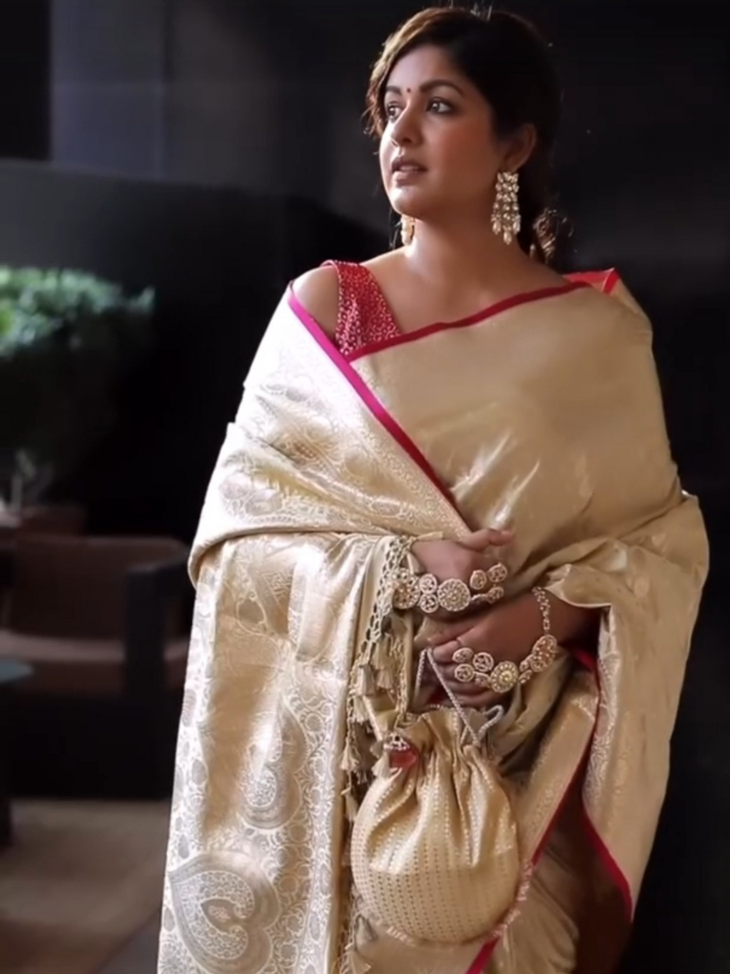 Ishita Dutta - Khoria Gold Banarasi Potli
